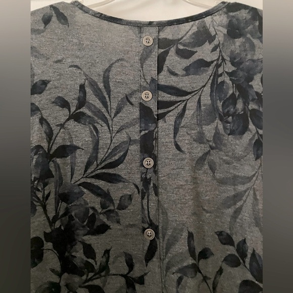 Christopher and Banks tunic top with side pockets and back buttons. Size large. - Picture 4 of 5